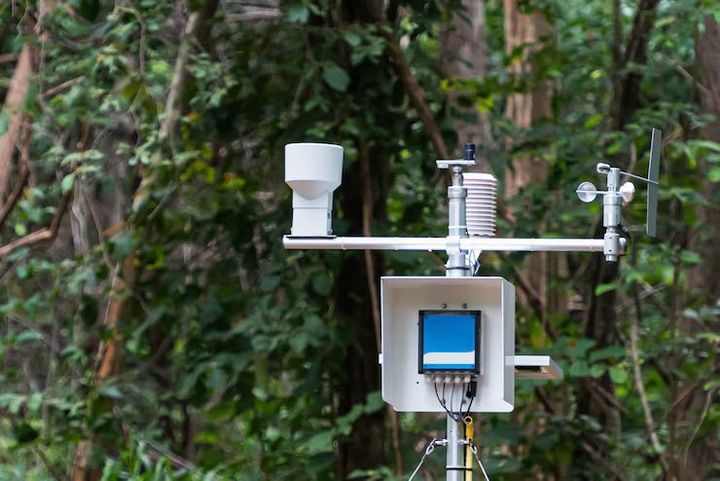 Guide to Air Quality Monitoring Systems: Measurement Methods, Standards, and Key Knowledge
